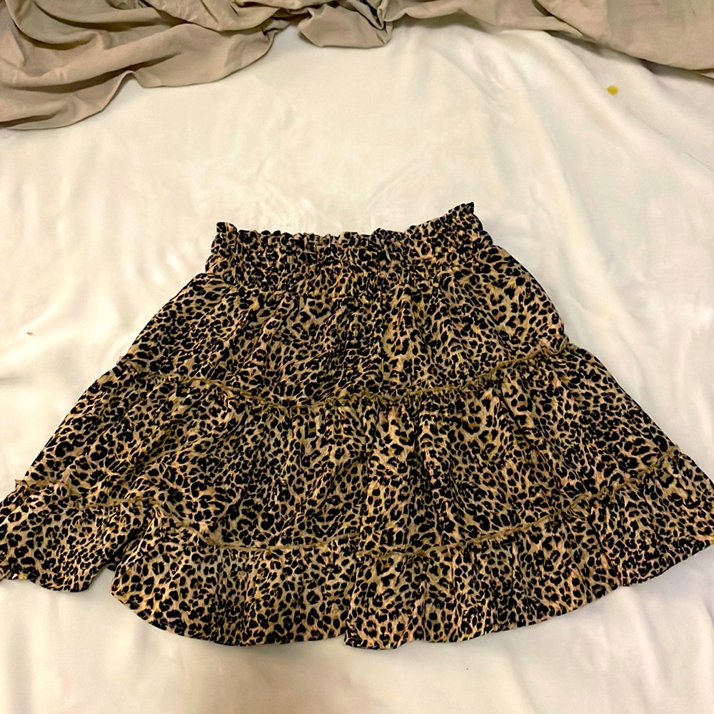 leopard print skirt with black liner skirt, size 14 in kids, new condition.